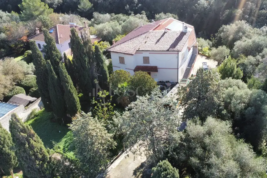 Villa in vendita di 630 mq a €670.000 (rif. 195/2025)