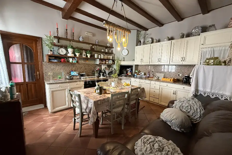 Villa Plurifamiliare in vendita di 180 mq a €235.000 (rif. 45/2025)