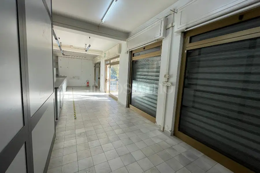 Negozio in affitto di 120 mq a €1.300 (rif. 185/2023)