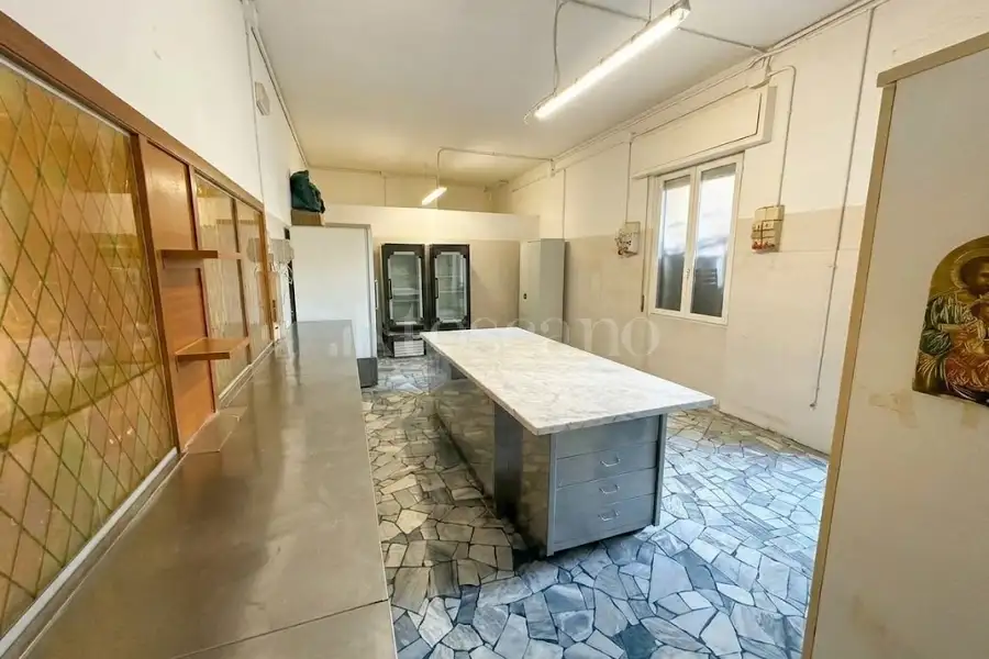 Negozio in affitto di 100 mq a €1.800 (rif. 17/2026)