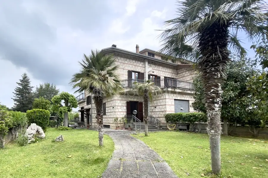 Villa Bifamiliare in vendita di 450 mq a €249.000 (rif. 23/2025)