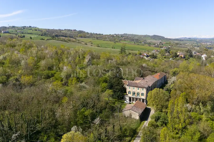 Casale in vendita di 1.000 mq a €1.150.000 (rif. 5/2026)