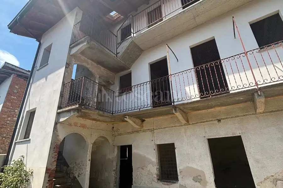 Casale in vendita di 840 mq a €650.000 (rif. 38/2026)