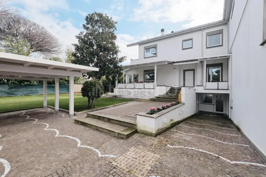 Villa in vendita di 259 mq a €1.300.000 (rif. 2/2026)