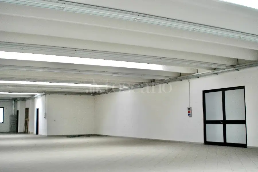 Negozio in affitto di 1.300 mq a €3.000 (rif. 13/2026)