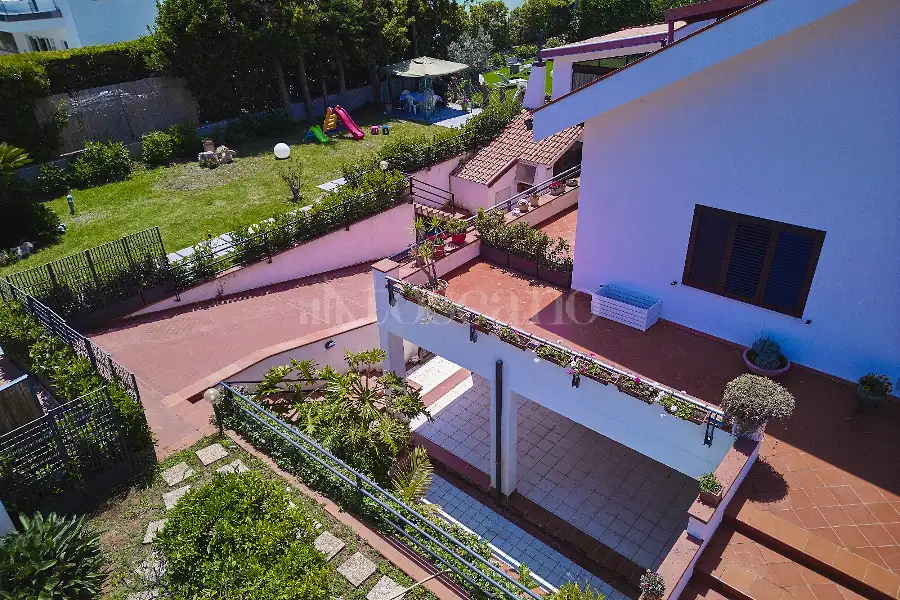 Villa Plurifamiliare in vendita di 550 mq trattativa riservata (rif. 13/2026)