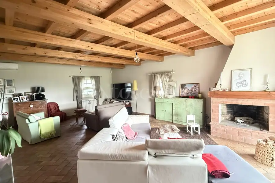 Casale in vendita di 300 mq a €990.000 (rif. 9/2026)