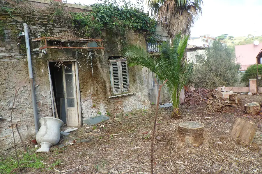 Villa in vendita di 225 mq a €100.000 (rif. 98/2016)