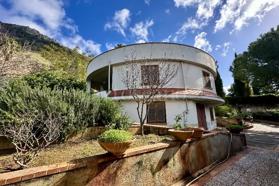 Villa in vendita di 565 mq a €995.000 (rif. 3/2026)