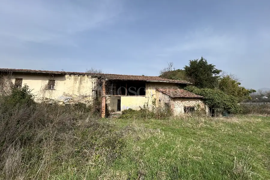 Casale in vendita di 3.000 mq a €850.000 (rif. 5/2026)