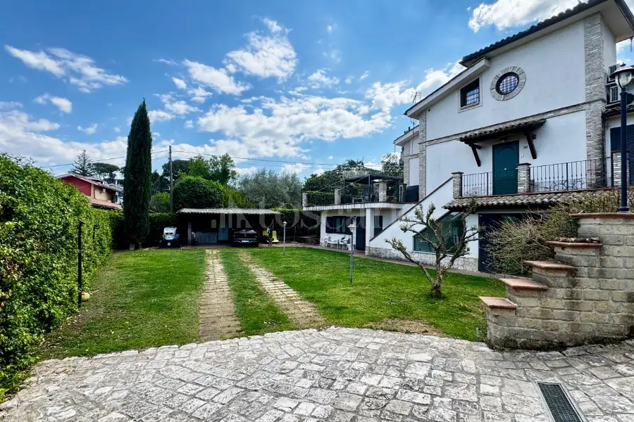 Villa in vendita di 356 mq a €779.000 (rif. 12/2026)