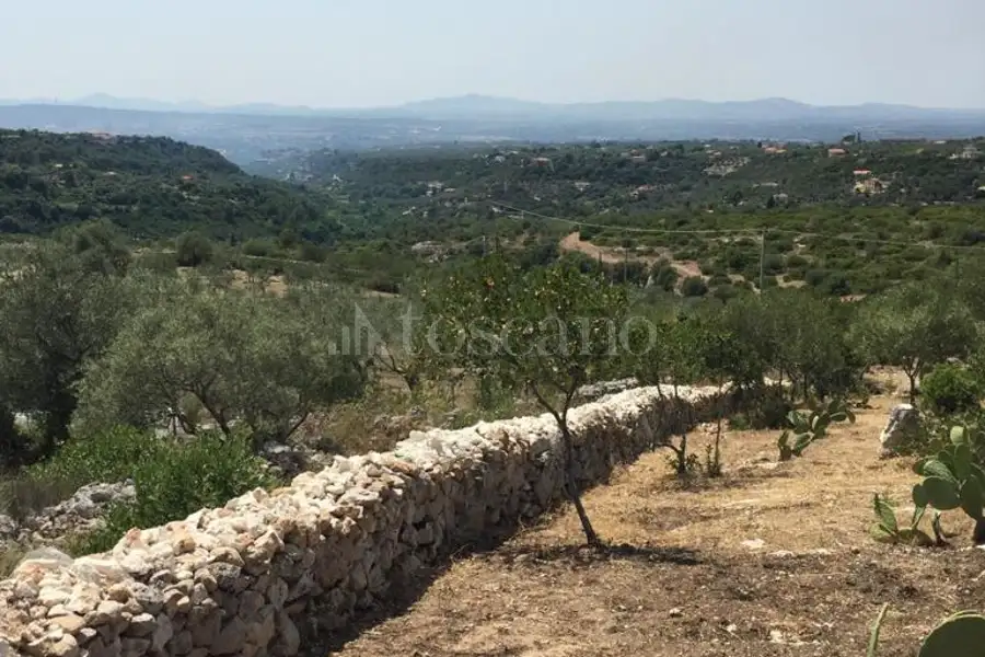 Agricolo in vendita di 2.046 mq a €25.000 (rif. 165/2026)