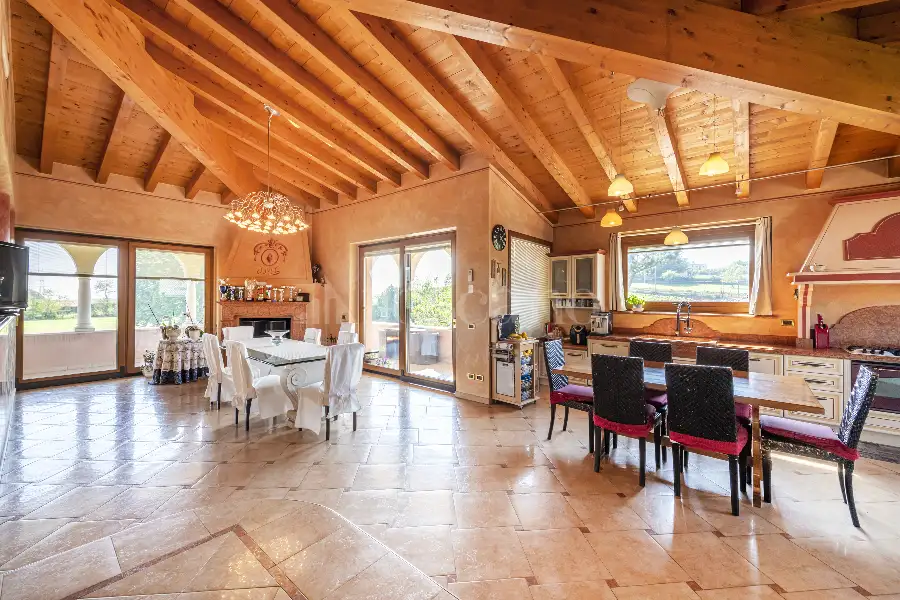 Villa in vendita di 645 mq a €960.000 (rif. 21/2026)