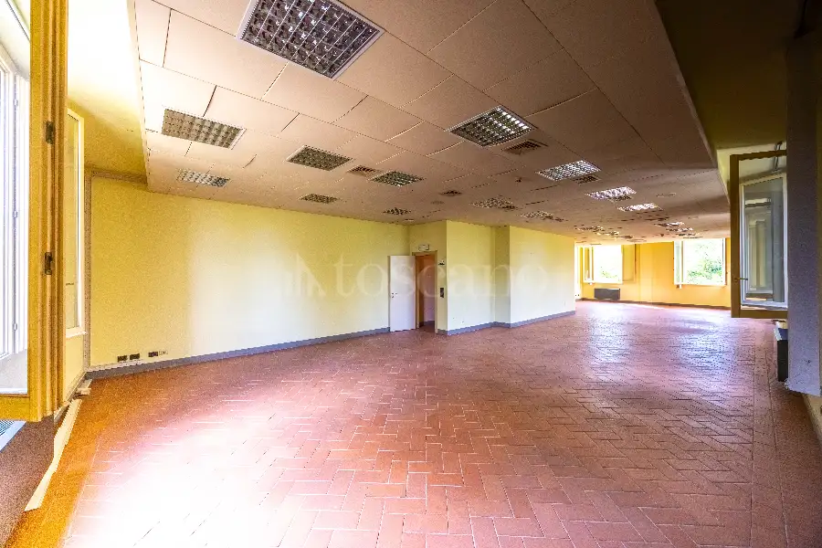 Villa in vendita di 2.660 mq a €950.000 (rif. 43/2025)