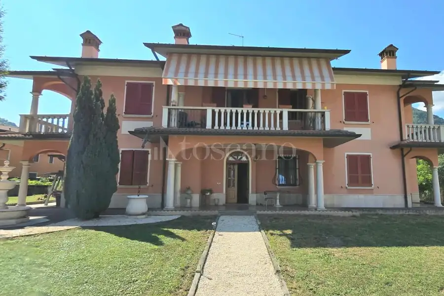 Villa in vendita di 550 mq a €970.000 (rif. 10/2026)