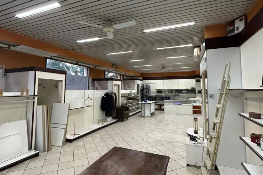 Negozio in vendita di 160 mq a €165.000 (rif. 12/2026)