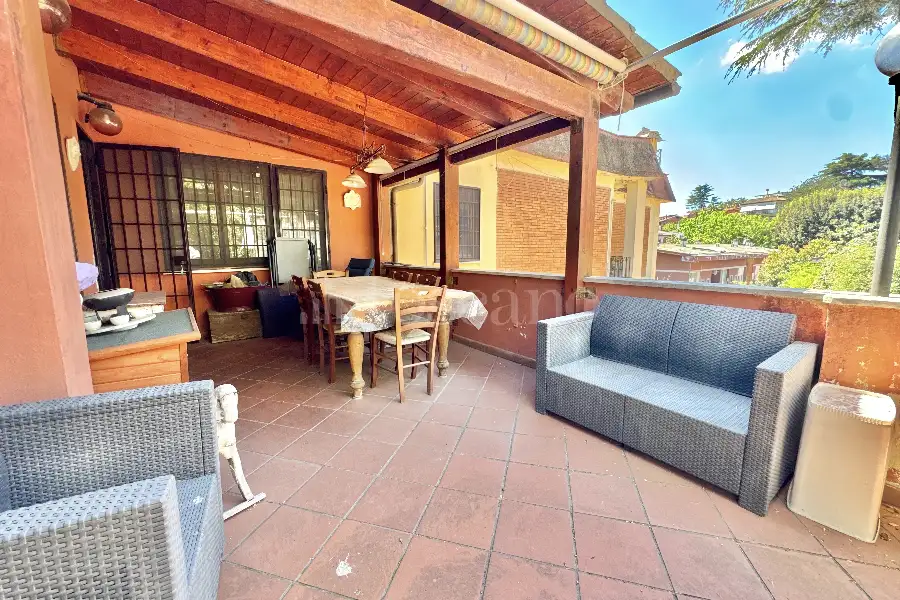 Villa Plurifamiliare in vendita di 300 mq a €649.000 (rif. 18/2026)