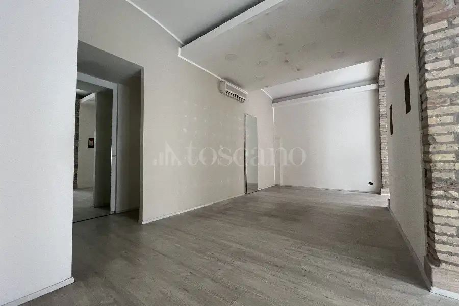 Negozio in affitto di 60 mq a €1.900 (rif. 110/2026)