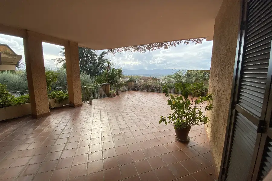 Villa Plurifamiliare in vendita di 850 mq a €899.000 (rif. 5/2026)