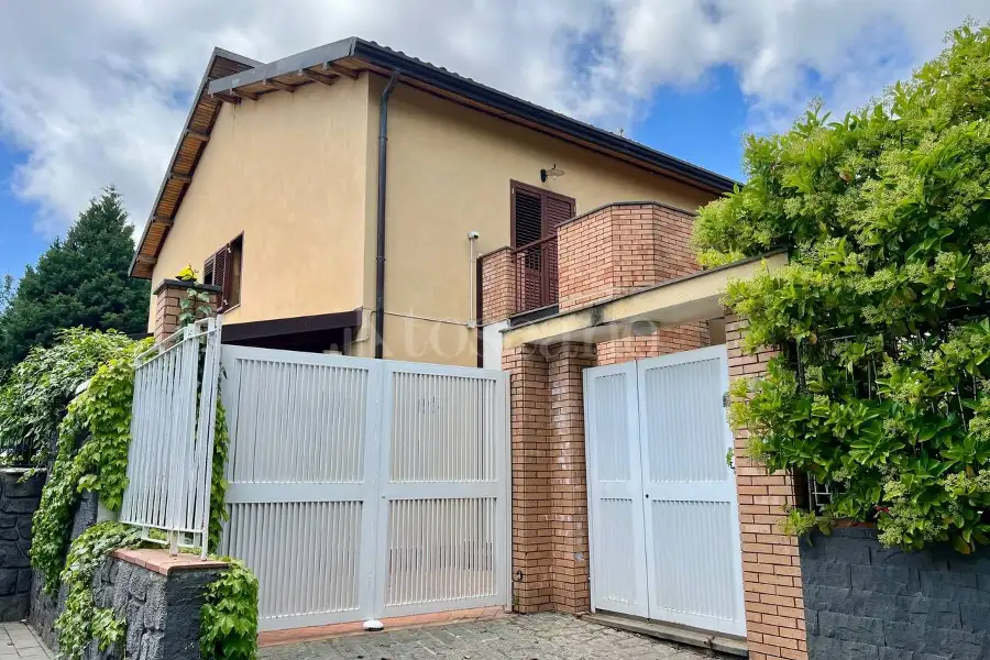 Villa Bifamiliare in vendita di 287 mq a €415.000 (rif. 87/2025)