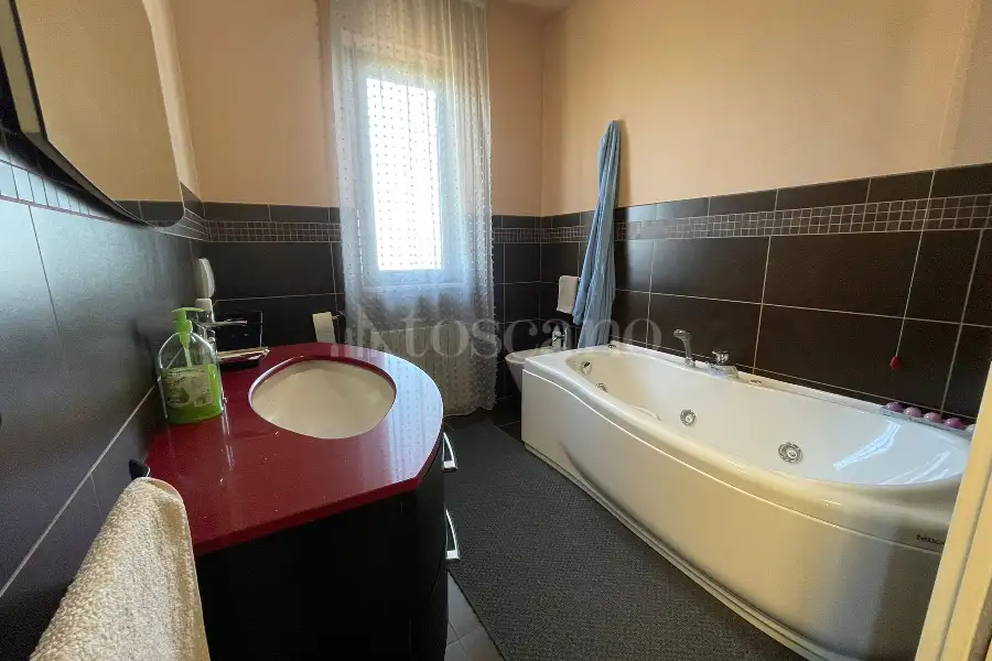 Villa Bifamiliare in vendita di 250 mq a €360.000 (rif. 65/2025)