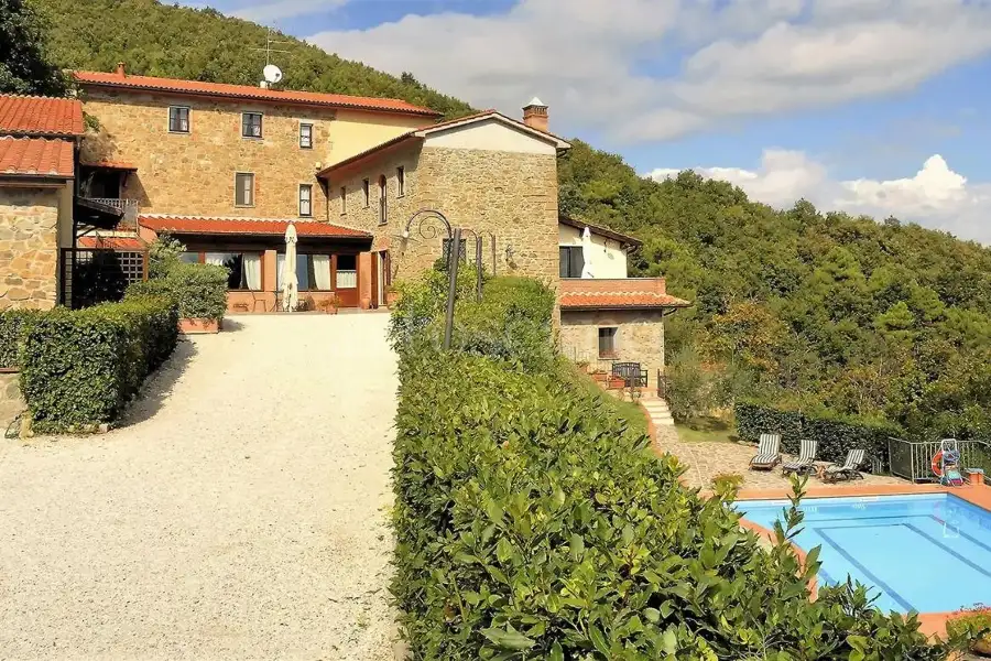 Villa Plurifamiliare in vendita di 880 mq a €1.100.000 (rif. 22/2025)