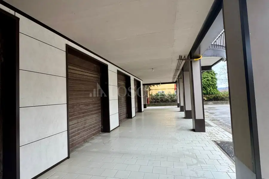 Negozio in vendita di 180 mq a €85.000 (rif. 11/2026)