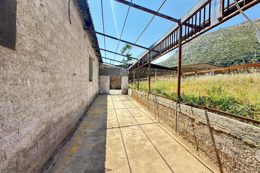 Capannone in affitto di 372 mq a €2.800 (rif. 84/2026)