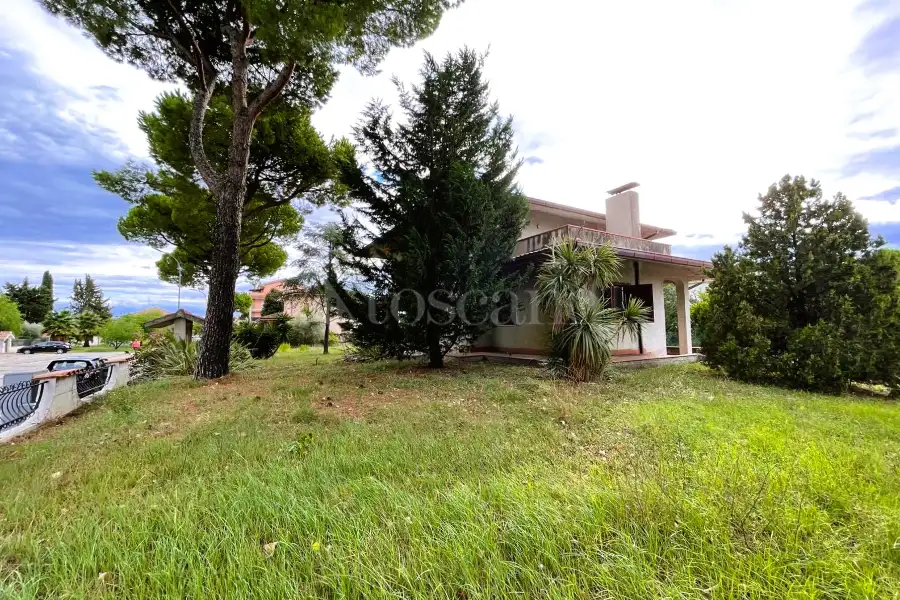 Villa in vendita di 305 mq a €650.000 (rif. 12/2025)