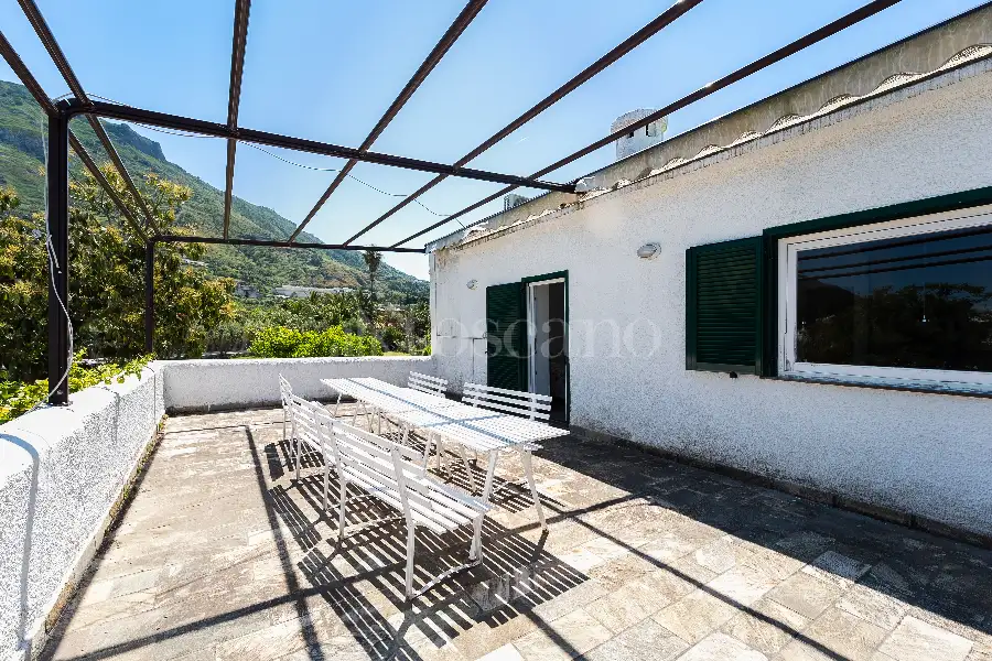 Villa in vendita di 230 mq a €1.200.000 (rif. 2/2026)