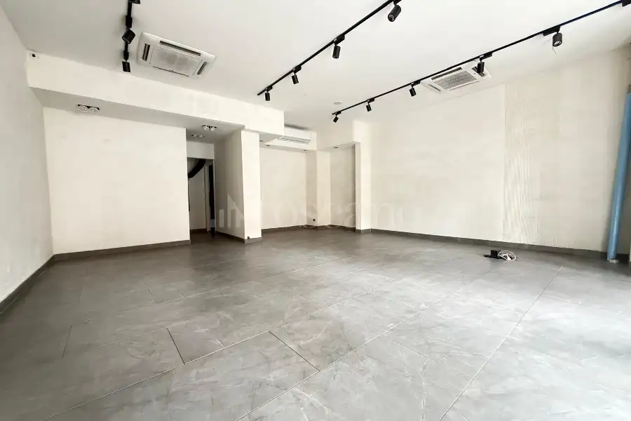 Negozio in affitto di 86 mq a €4.600 (rif. 10/2026)