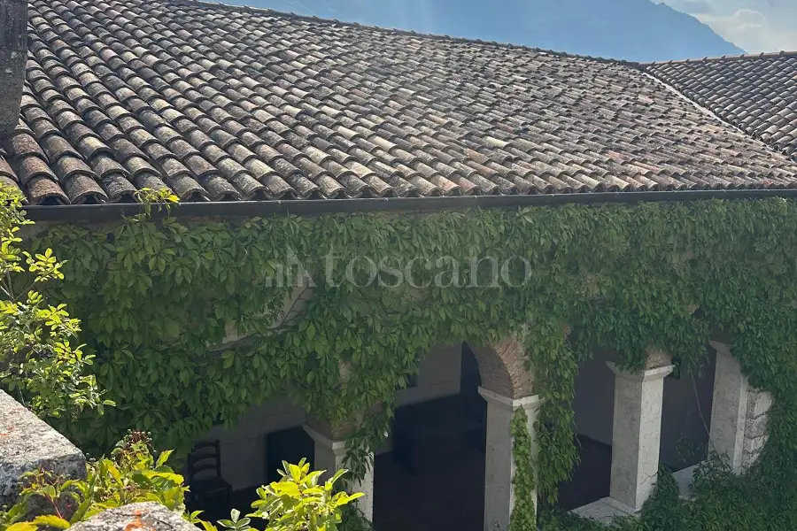 Palazzo in vendita di 3.000 mq trattativa riservata (rif. 69/2026)
