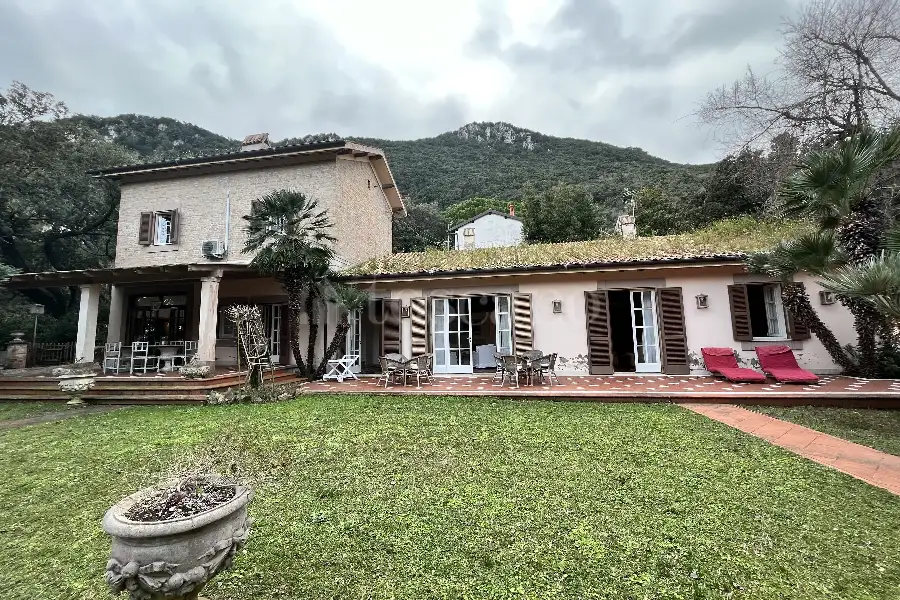 Villa in vendita di 332 mq a €730.000 (rif. 80/2024)