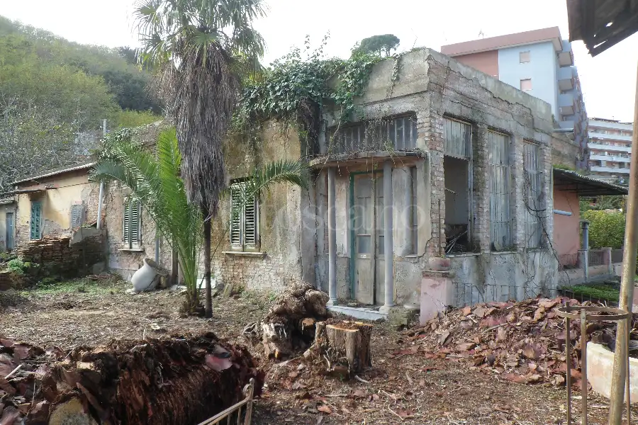 Villa in vendita di 225 mq a €100.000 (rif. 98/2016)