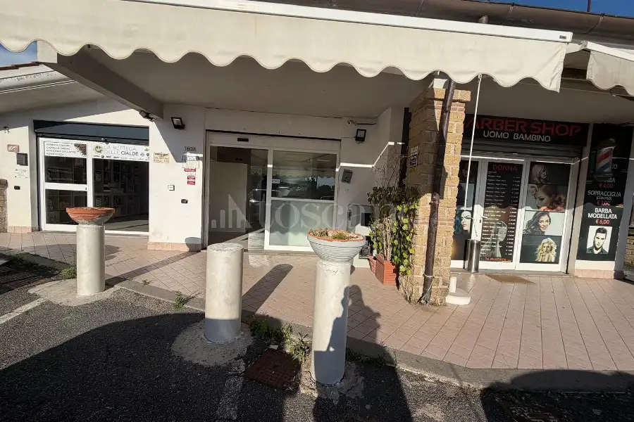 Negozio in affitto di 32 mq a €900 (rif. 89/2026)