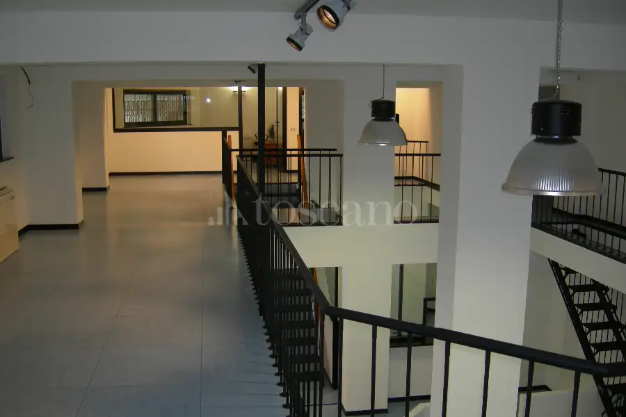 Negozio in vendita di 350 mq a €339.000 (rif. 6/2026)