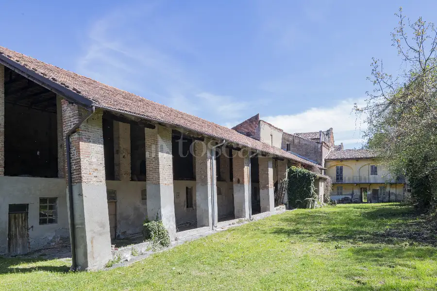 Casale in vendita di 1.000 mq a €1.150.000 (rif. 5/2026)