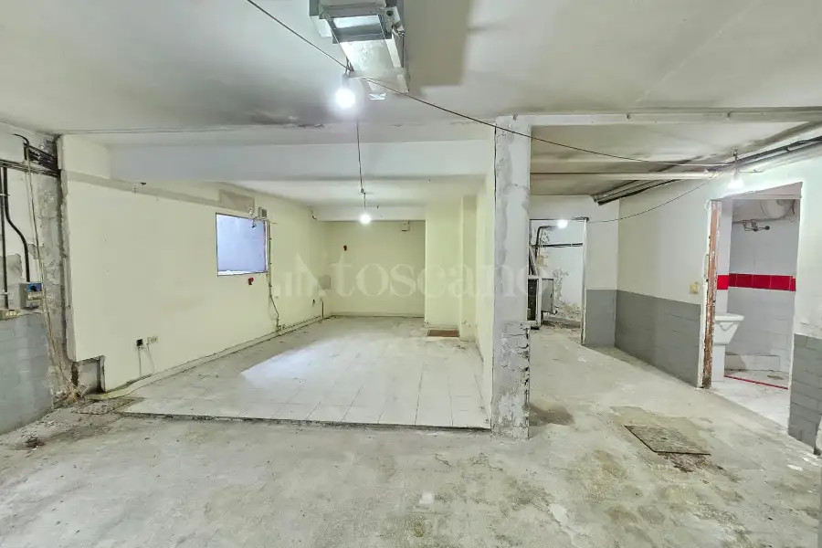 Garage in vendita di 350 mq a €480.000 (rif. 21/2026)