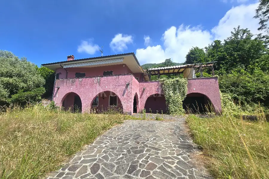 Villa in vendita di 200 mq a €780.000 (rif. 38/2026)