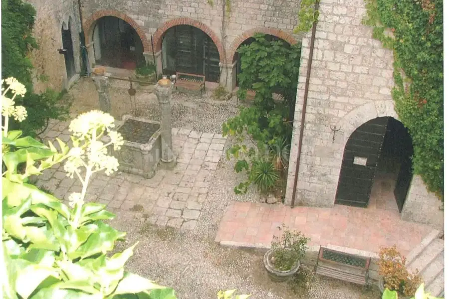 Palazzo in vendita di 3.000 mq trattativa riservata (rif. 69/2026)