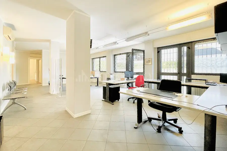 Ufficio in vendita di 300 mq a €650.000 (rif. 48/2026)