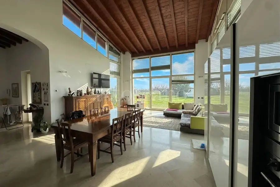 Villa in vendita di 230 mq a €950.000 (rif. 17/2026)