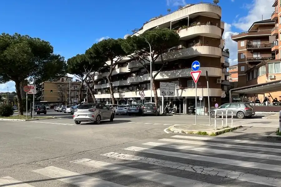 Negozio in affitto di 130 mq a €2.700 (rif. 17/2026)
