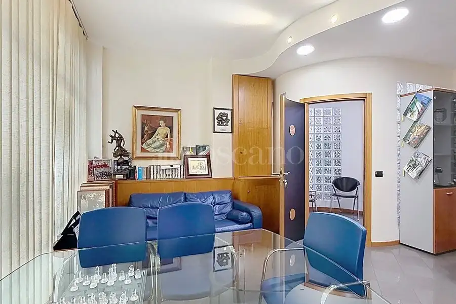 Ufficio in vendita di 200 mq a €350.000 (rif. 189/2026)