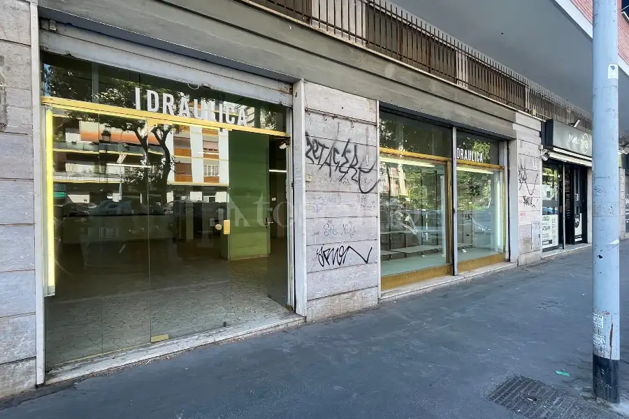 Negozio in affitto di 211 mq a €3.000 (rif. 29/2026)