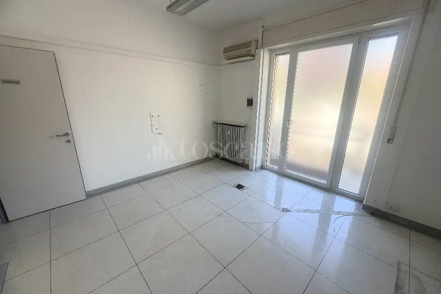 Negozio in vendita di 100 mq a €375.000 (rif. 14/2026)