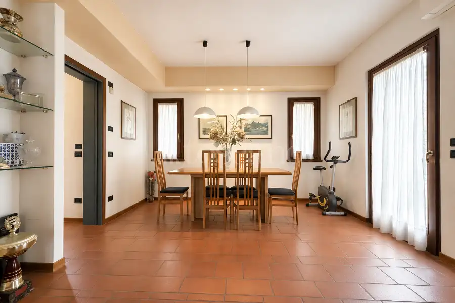 Villa in vendita di 300 mq a €1.600.000 (rif. 12/2026)