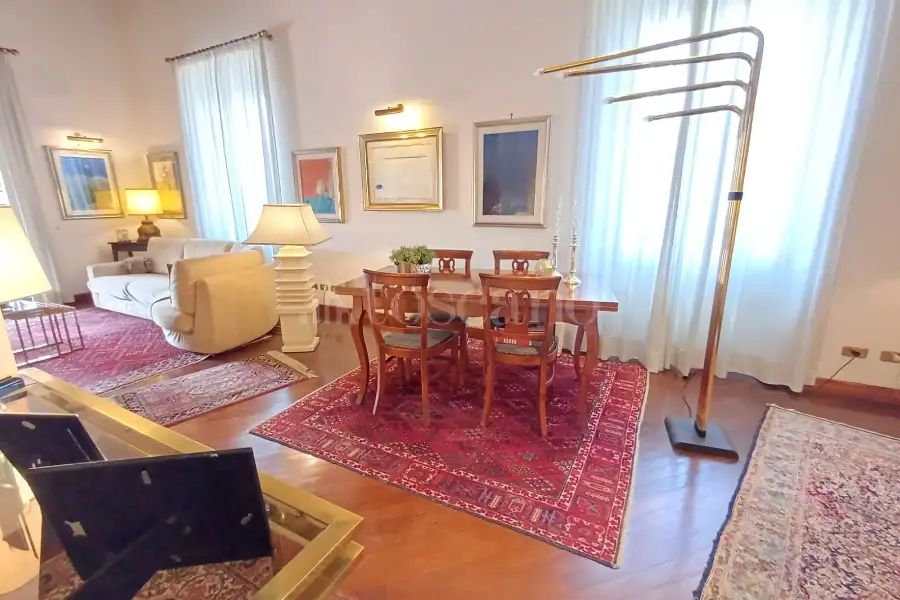 Casale in vendita di 560 mq a €1.250.000 (rif. 3/2026)
