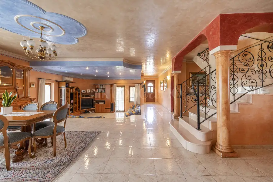 Villa in vendita di 645 mq a €960.000 (rif. 21/2026)