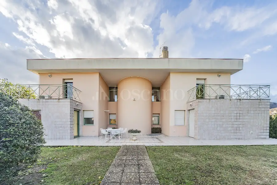 Villa in vendita di 500 mq a €990.000 (rif. 100/2025)